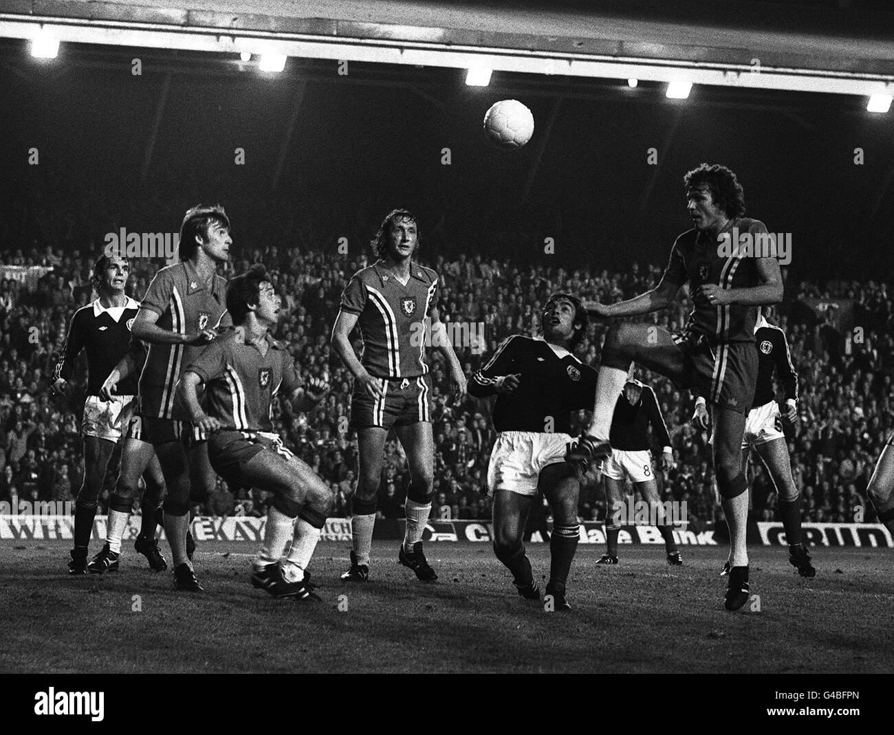 PA NEWS FOTO 13/10/77 JOHN TOSHACK DEL GALLES CAPI LA SFERA CONTRO LA SCOZIA IN COPPA DEL MONDO il Qualificatore A LIVERPOOL ANFIELD STADIUM. La Scozia ha vinto 2-0 la loro assunzione attraverso il 1978 FASE FINALE DELLA COPPA DEL MONDO IN ARGENTINA Foto Stock