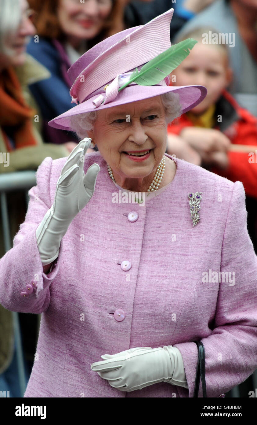 La regina Elisabetta II, mentre le folle di tifosi costeggiavano il centro di Alnwick, Northumberland, per salutare la regina e il duca di Edimburgo durante una passeggiata dopo pranzo. Foto Stock