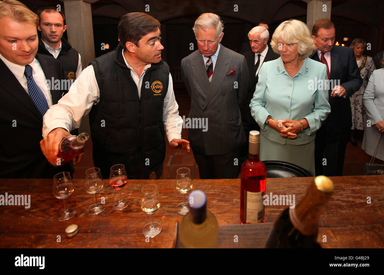 Il Principe di Galles e la Duchessa di Cornovaglia assaggiano del vino con il vinaio Andrew Reed (seconda a sinistra) durante una visita alla tenuta vinicola di Denbies a Dorking, Surrey, mentre intraprendono una serie di impegni in tutta la contea. Foto Stock