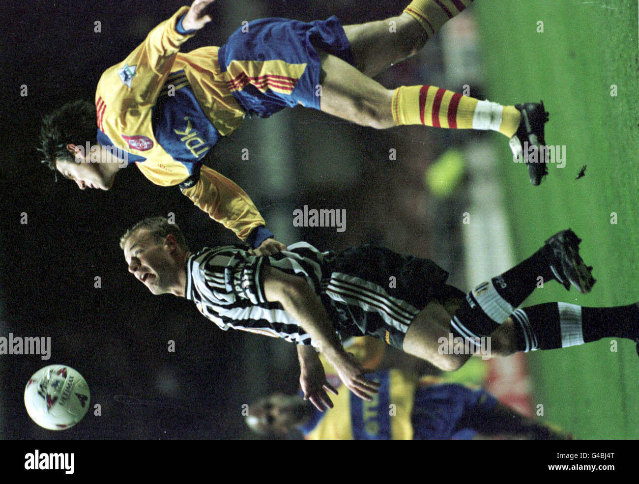 Il marchio Edworthy di Crystal Palaces (a destra) sorge sopra il Newcastle United Alan Shearer durante la partita della fa Carling Premiership al St James' Park di questa sera (mercoledì). Foto di David Hewitson/PA. Foto Stock