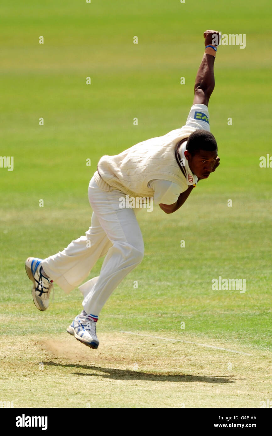 Cricket - Liverpool Victoria County Championship - Divisione due - giorno uno - Surrey v Glamorgan - The Kia Oval. Chris Jordan di Surrey in azione Foto Stock
