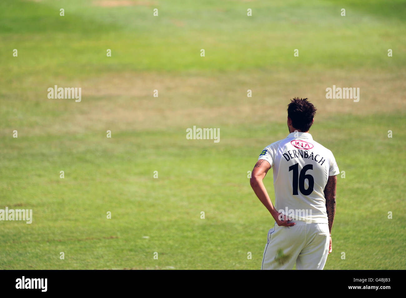 Cricket - Liverpool Victoria County Championship - Divisione due - giorno uno - Surrey v Glamorgan - The Kia Oval. Jade Dernbach di Surrey in campo Foto Stock