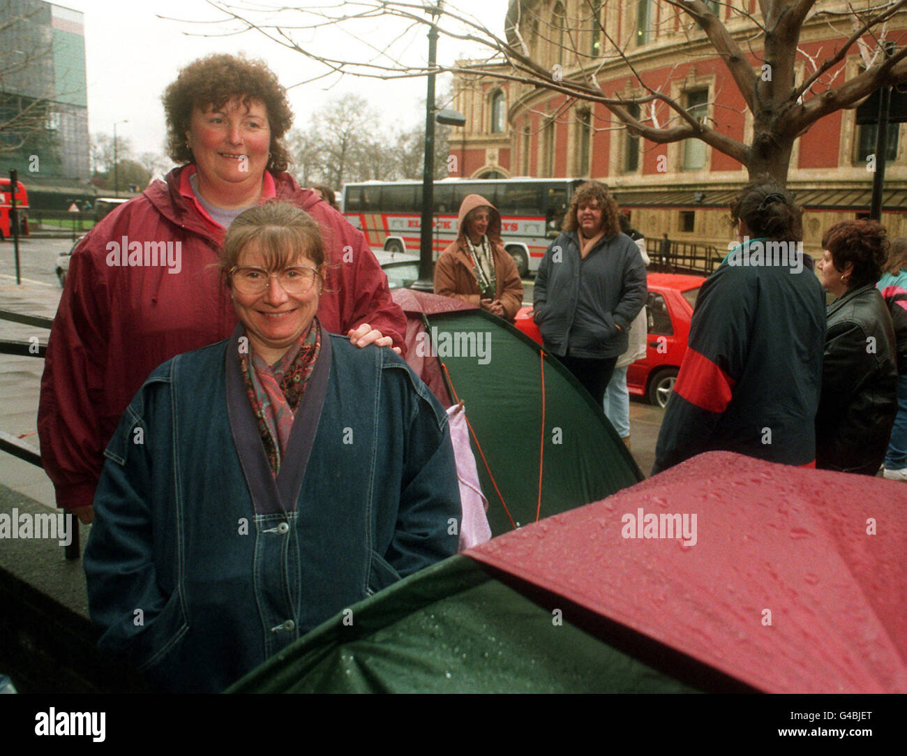 Shirley (fronte) e Linda Downton, dall'Isola di Wight, che ha iniziato la fila venerdì scorso, 20 marzo, per i biglietti per il prossimo tour di Cliff Richard. Foto di Neil Munns/PA. Foto Stock