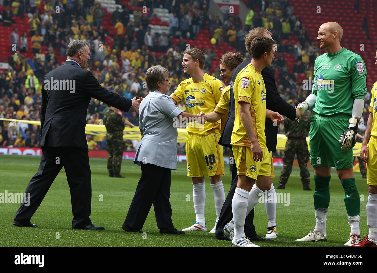 Marie Curie Nurse e il presidente della lega di calcio Greg Clarke sono presentato ai giocatori prima del gioco Foto Stock