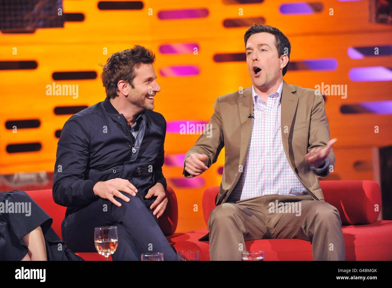 (Da sinistra a destra) Bradley Cooper e ed Helms, durante le riprese per il Graham Norton Show presso i London Studios, a sud di Londra, in onda sulla BBC un venerdì sera. Foto Stock