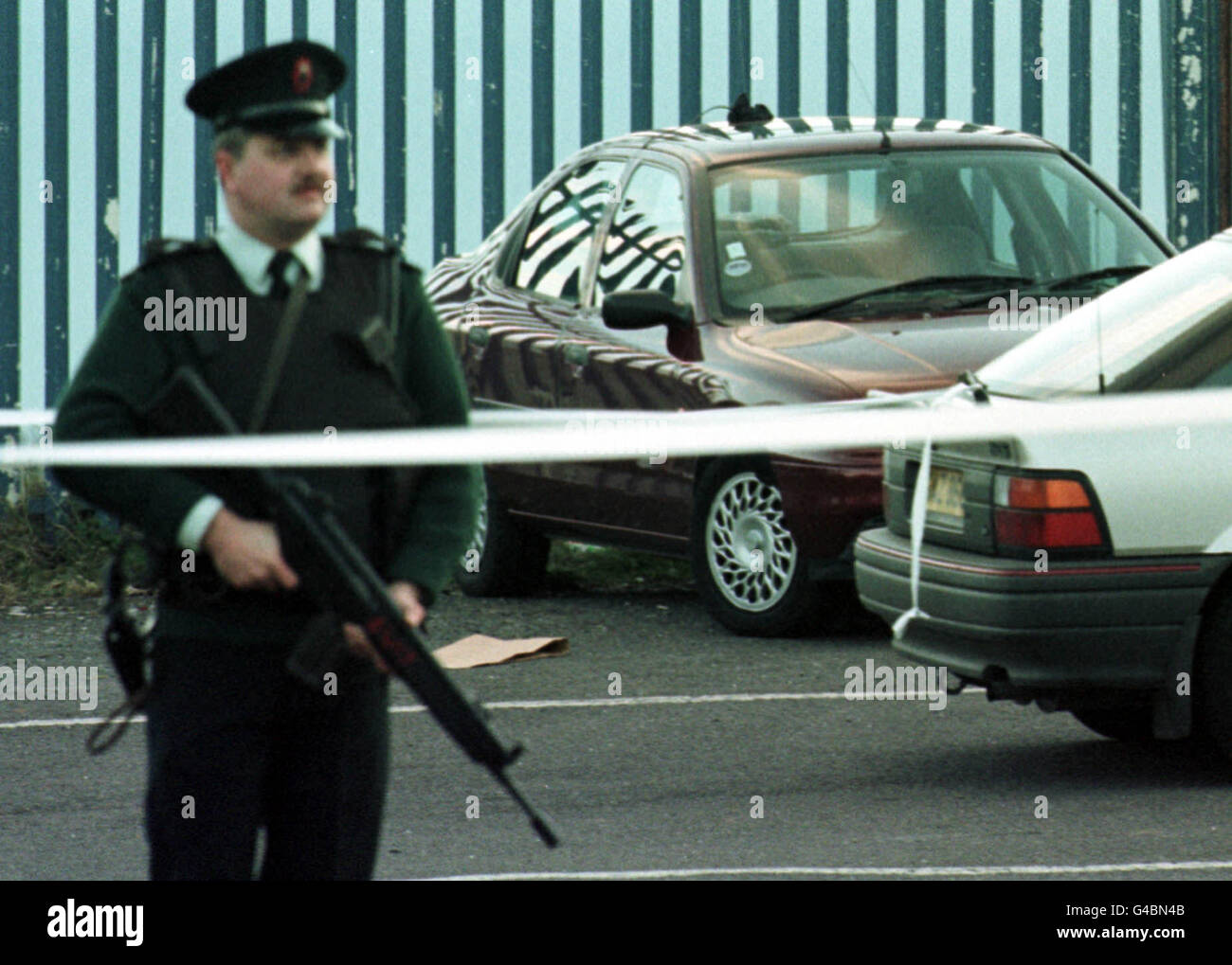 Solo per L'uso nel Regno Unito : TUTTI GLI STRANIERI FUORI : UN ufficiale di RUC si trova vicino alla scena un tiro sulla Shaws Road, Belfast ovest, Irlanda del Nord, dove e l'uomo è stato ucciso e sparato prima di questa sera (Venerdì). Foto di Paul McErlane/P.) Foto Stock