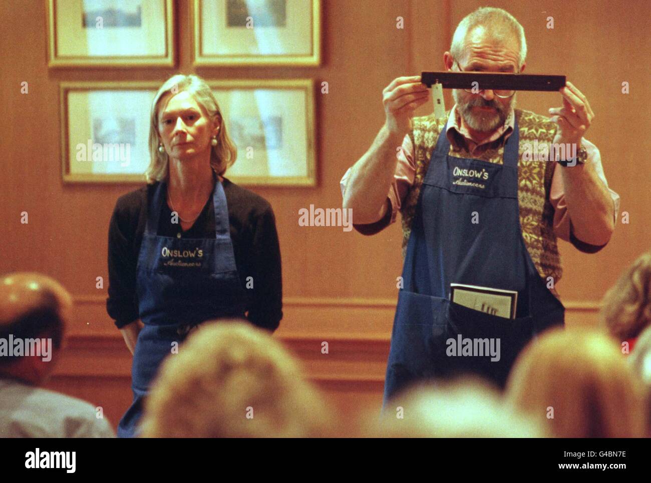 Una vendita all'asta di Titanic Ephemera & Collectors oggi (Venerdì) a Southampton, lotto 98 UN pezzo di legno verniciato rimosso dal Titanic prima di navigare da un lavoratore che misura 35cm lungo venduto per il 2000. Foto di Tim Ockenden/PA Foto Stock