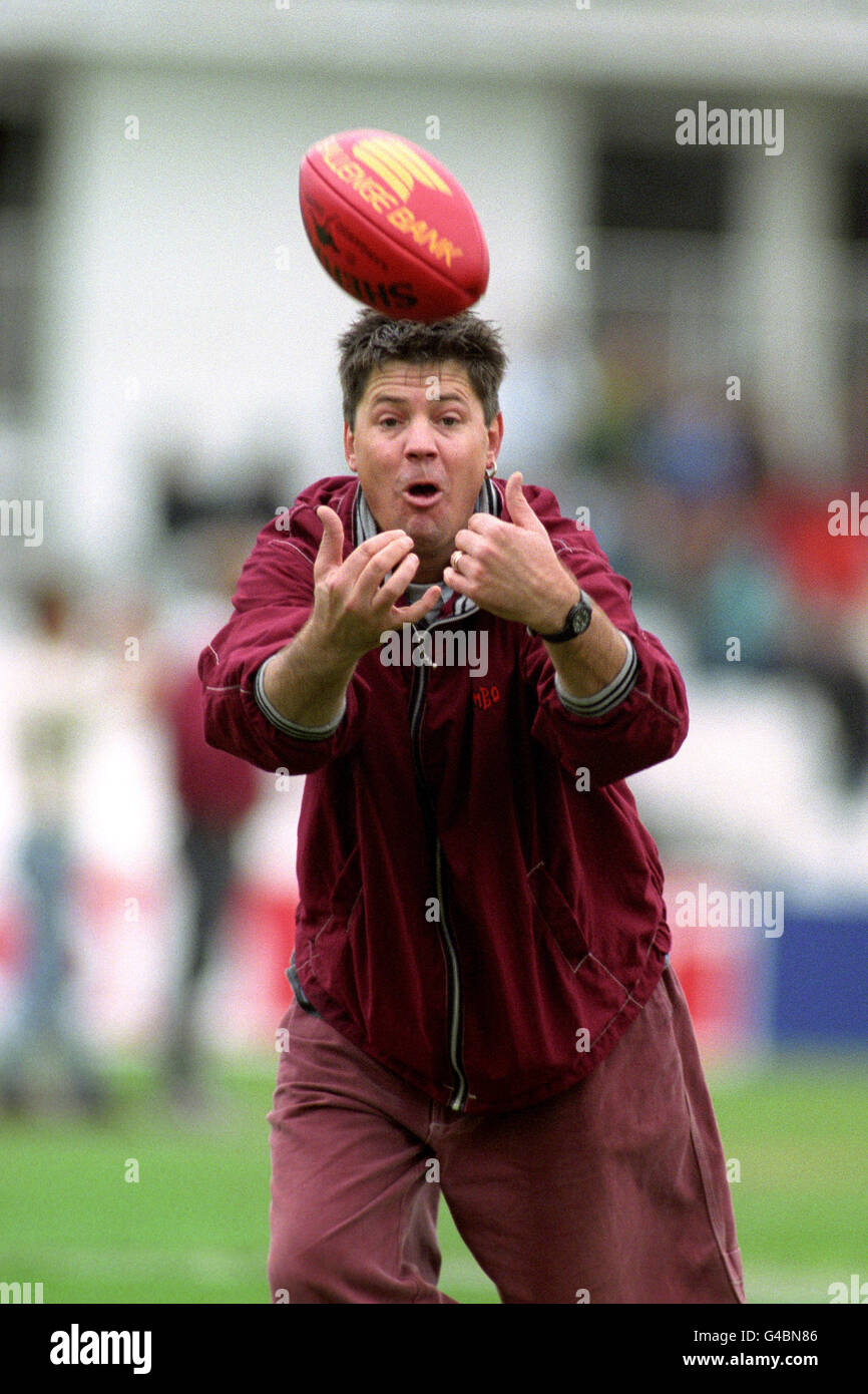 Australian Rules Football - The Foster's Cup - The Oval, Surrey. L'attore australiano e la stella dei vicini Mark Little partecipa al torneo di calcio Australian Rules della Foster's Cup all'Oval, Surrey Foto Stock