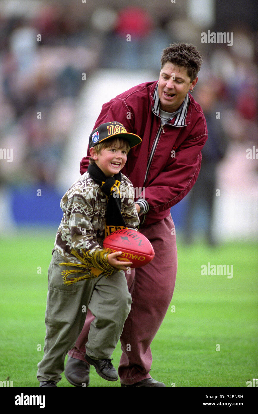 Australian Rules Football - The Foster's Cup - The Oval, Surrey. L'attore australiano e la stella dei vicini Mark Little partecipa al torneo di calcio Australian Rules della Foster's Cup all'Oval, Surrey Foto Stock