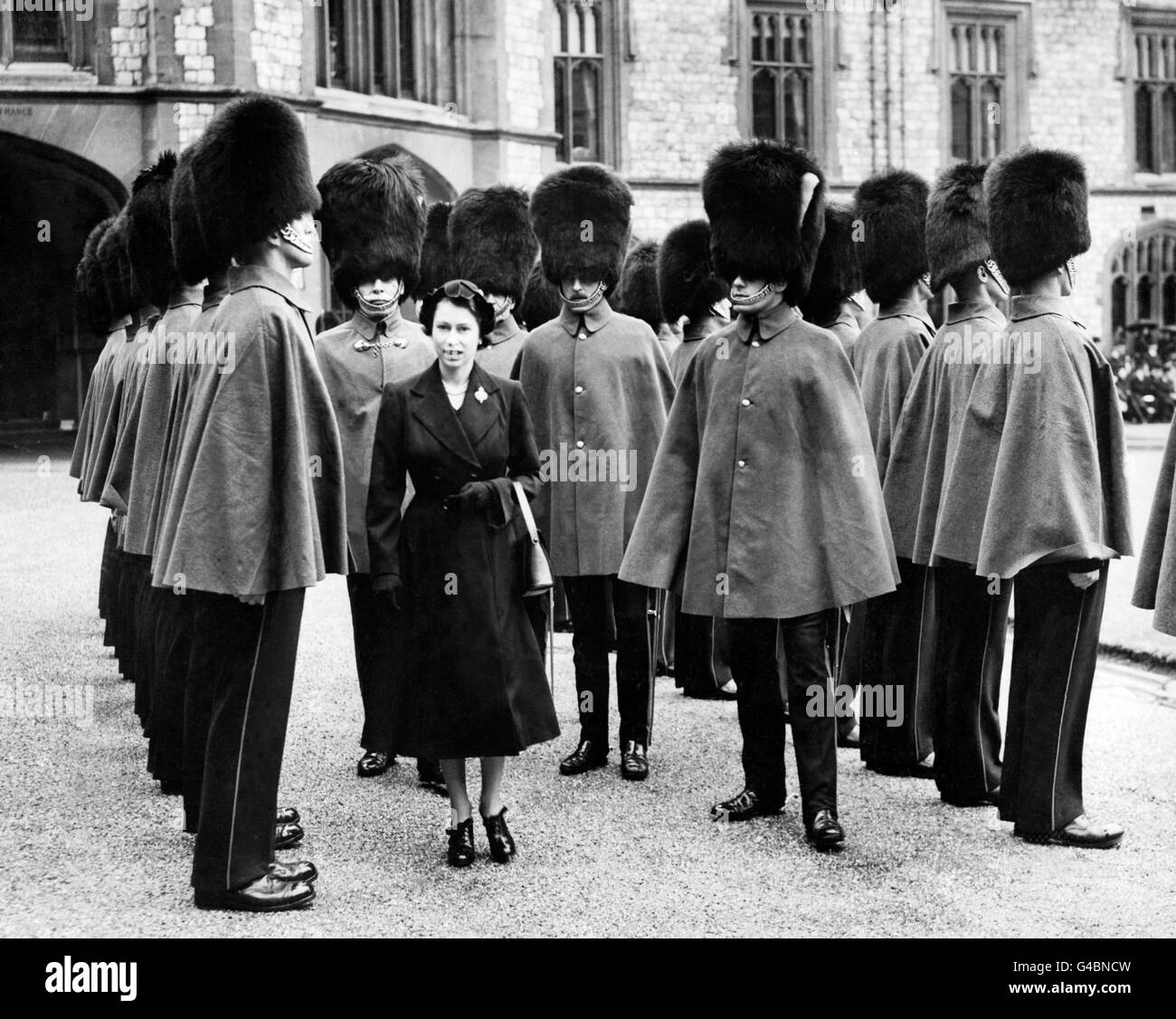 La regina Elisabetta II ispeziona i guardiani di Grenadier al Castello di Windsor, la prima sfilata cerimoniale del regno della regina. Foto Stock