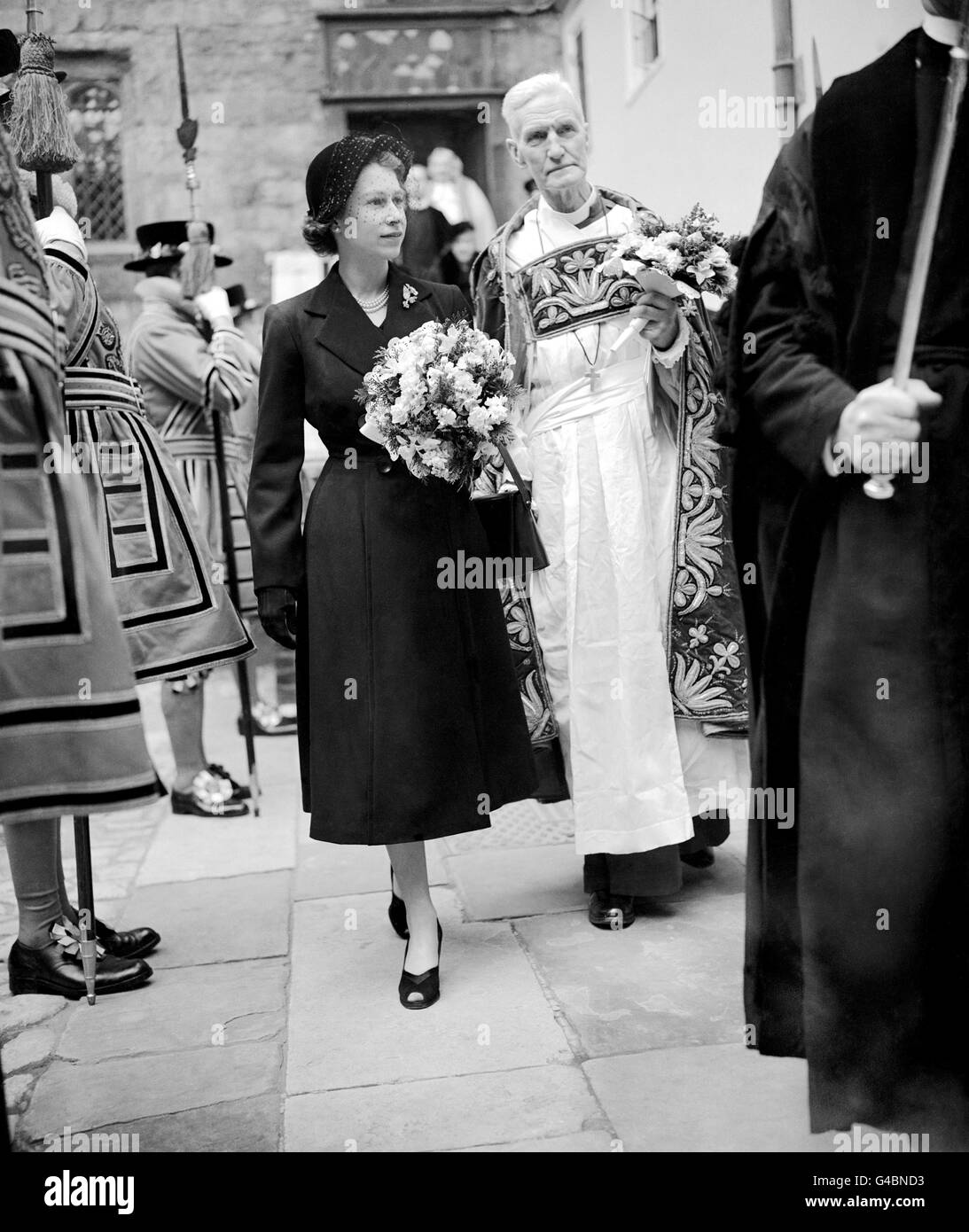 La regina Elisabetta II partecipa alla tradizionale cerimonia del giovedì di Maundy, il suo primo impegno pubblico dall'inizio del suo regno. La regina passa Yeoman della Guardia nella loro uniforme Tudor. Foto Stock