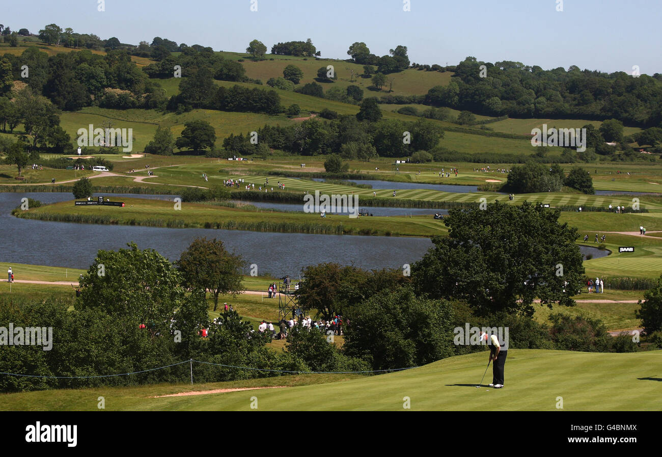 Paul Broadhurst puts sul 17esimo verde durante il giorno due del Saab Wales Open 2011 al Celtic Manor Resort, Newport. Foto Stock