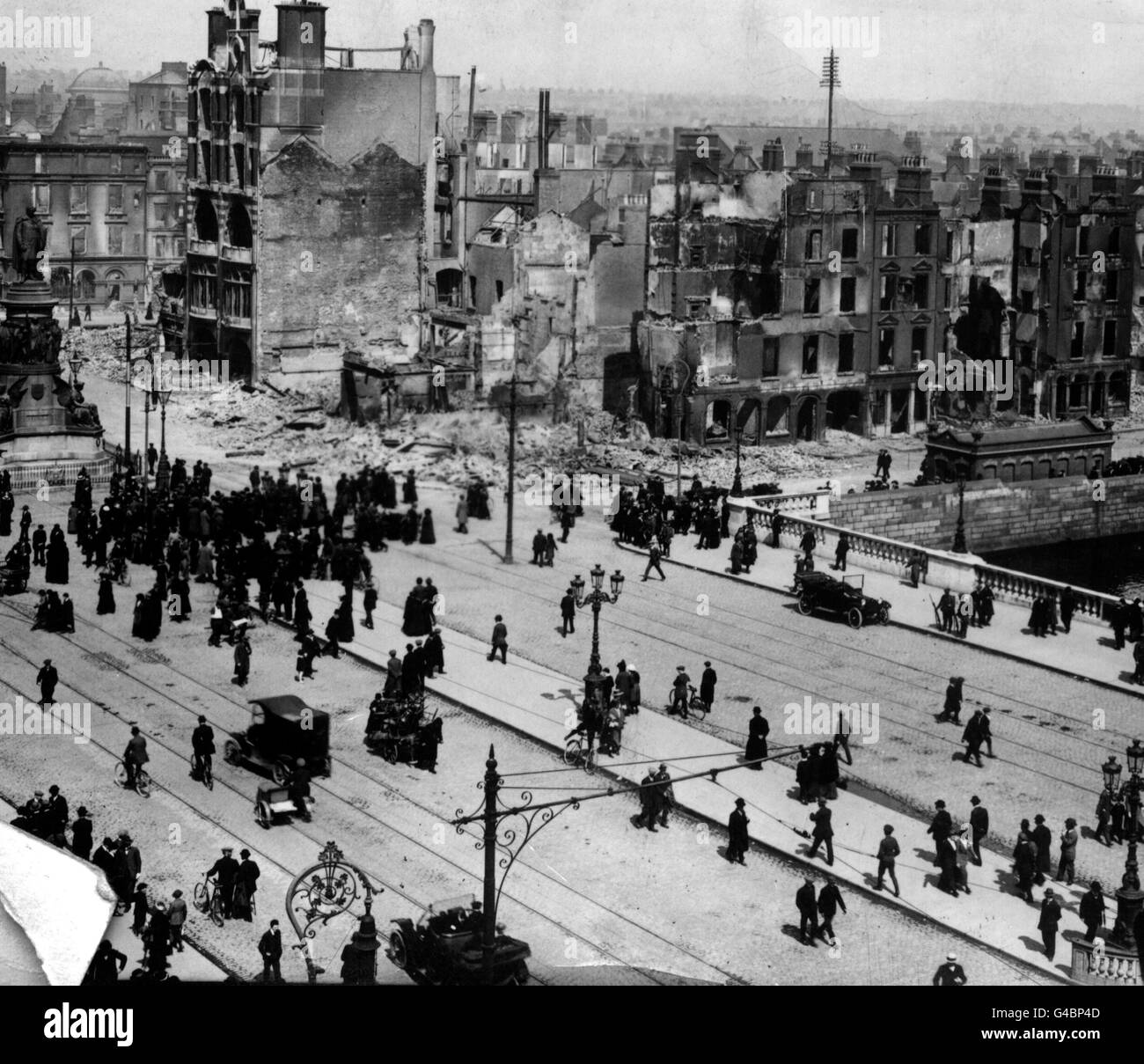 PA NEWS FOTO 1916 Dublino dopo il Sinn Fein aumento. Parte del ponte o'Connell, proseguendo in Sackville Street, con il Monumento o'Connell sulla sinistra, l'area in rovina intorno a Eden Quay sulla destra. Foto Stock
