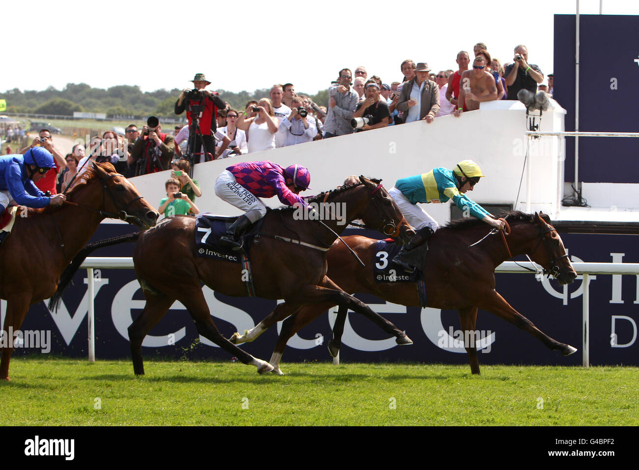 Jockey Adam Kirby su Fanunalter (a destra) viene a casa per vincere L'Investec Diomed Stakes davanti a Adrian Nicholls sulla St Moritz (centro) Foto Stock