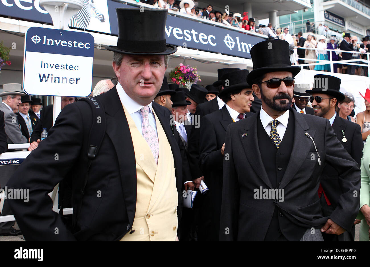 Corse ippiche - Investec Derby Festival - Investec Derby Day - Ippodromo di Epsom Downs. Sheikh Mohammed Bin Rashid al Maktoum (a destra) nella recinzione del vincitore a Epsom Downs Foto Stock