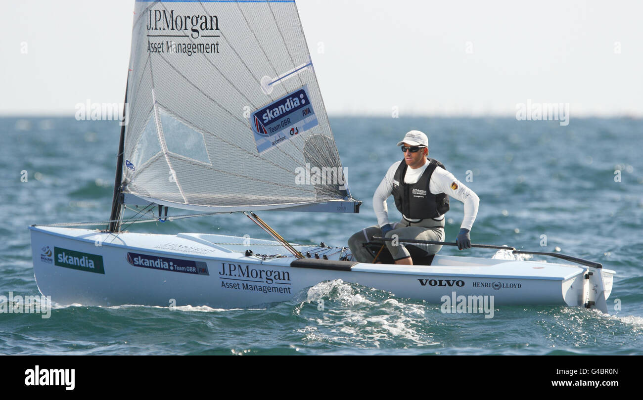 Medaglia d'oro alle triplicate olimpiche ben Ainslie in azione nel suo gommone finnico durante il giorno uno della Skandia Sail for Gold Regata a Dorset. Foto Stock