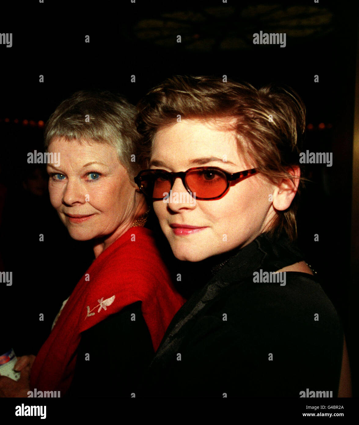 PA NEWS FOTO 29/4/98 attrice Dame Judi Dench e figlia FINTY WILLIAMS arrivano all'apertura notturna di 'SHOWBOAT' al Prince Edward Theatre di Londra Foto Stock