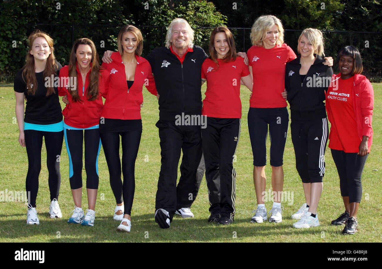 Sir Richard Branson con il suo team di celebrità tra cui Nell McAndrew (terza a destra), Melanie C (quarta a destra), Liz Locke (terza a sinistra), Chloe Madeley (seconda a destra) e Michelle Heaton (seconda a sinistra) lanciano il Virgin Active London Triathlon a ovest di Londra. Foto Stock