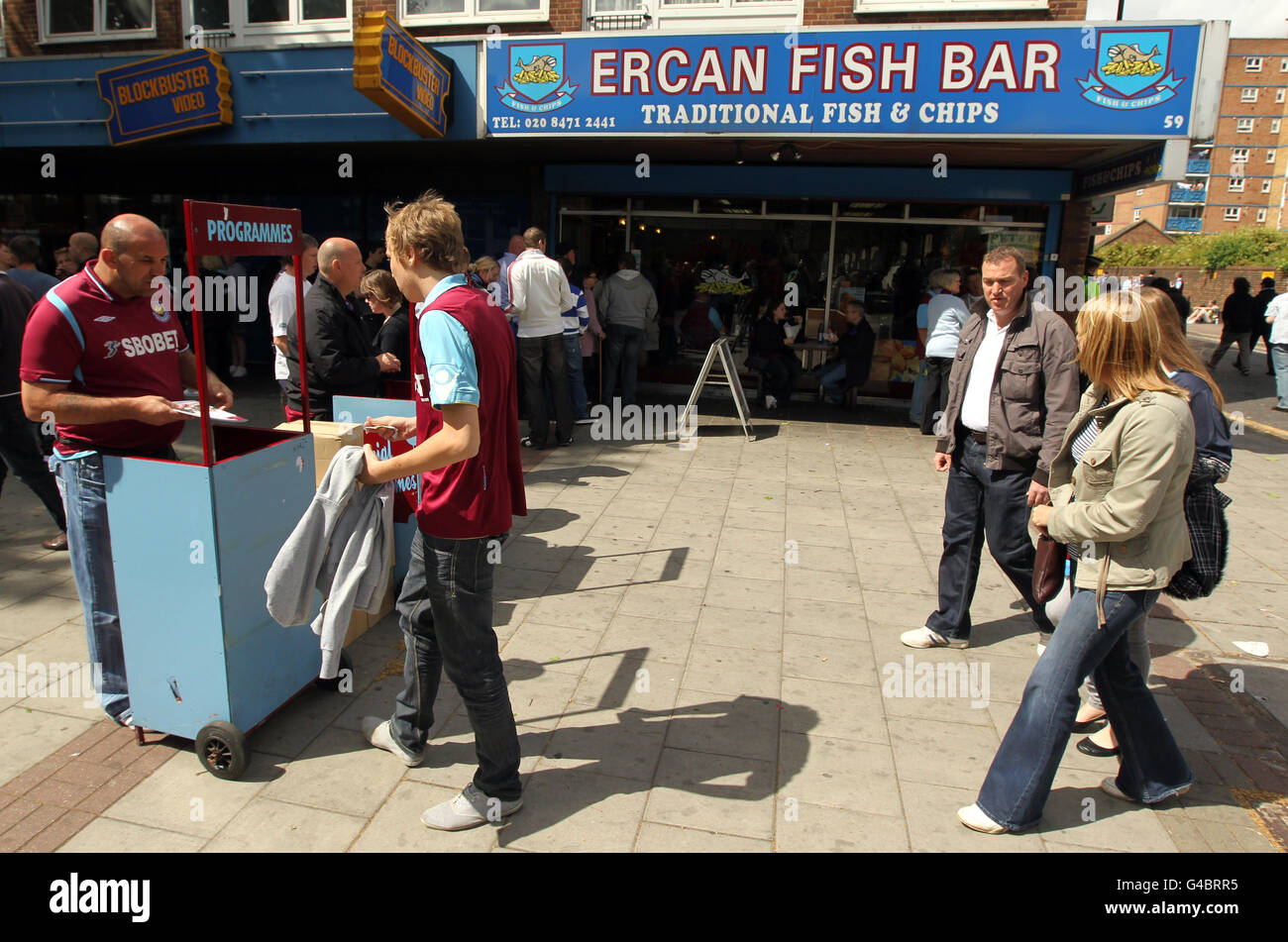 Calcio - Barclays Premier League - West Ham United / Sunderland - Upton Park. I fan si riuniscono intorno a un negozio di fish and chip all'esterno di Upton Park prima di iniziare Foto Stock