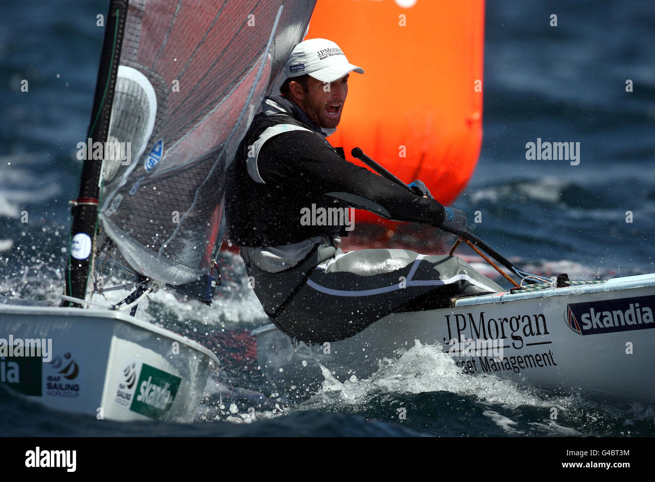 Il Gran Bretagna ben Ainslie grida per 'acqua' mentre viene schiacciato al vento durante la gara di Finn durante il quarto giorno della Skandia Sail for Gold Regatta a Dorset. Foto Stock