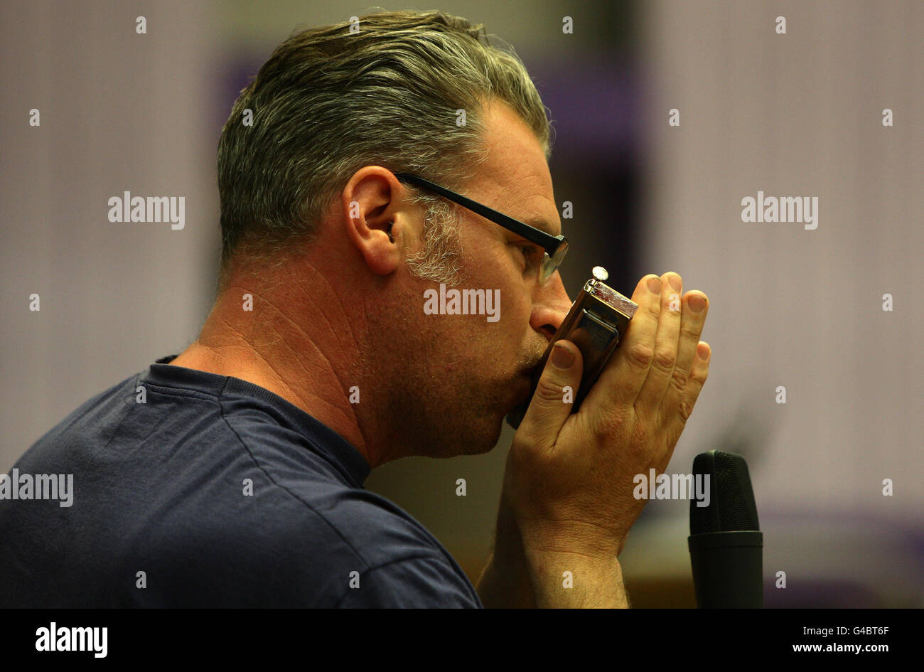 Il critico cinematografico Mark Kermode suona con i membri della BBC Philharmonic Orchestra al BBC Philharmonic Studio, MediaCityUK, Salford. Foto Stock