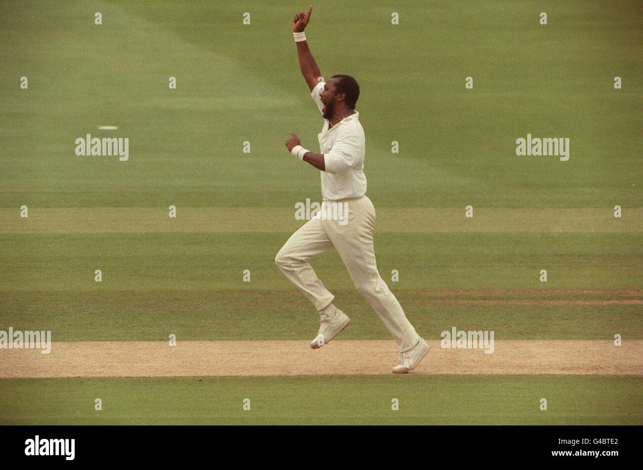 PA NEWS FOTO 12/7/92 HAMPSHIRE'S BOWLER MALCOM CELEBRA MARSHALL DOPO DEL KENT TREVOR Ward era stato catturato da HAMPSHIRE ROBERT PARCHI DURANTE LA Benson e siepi CUP MATCH FINALE AL SIGNORE Foto Stock