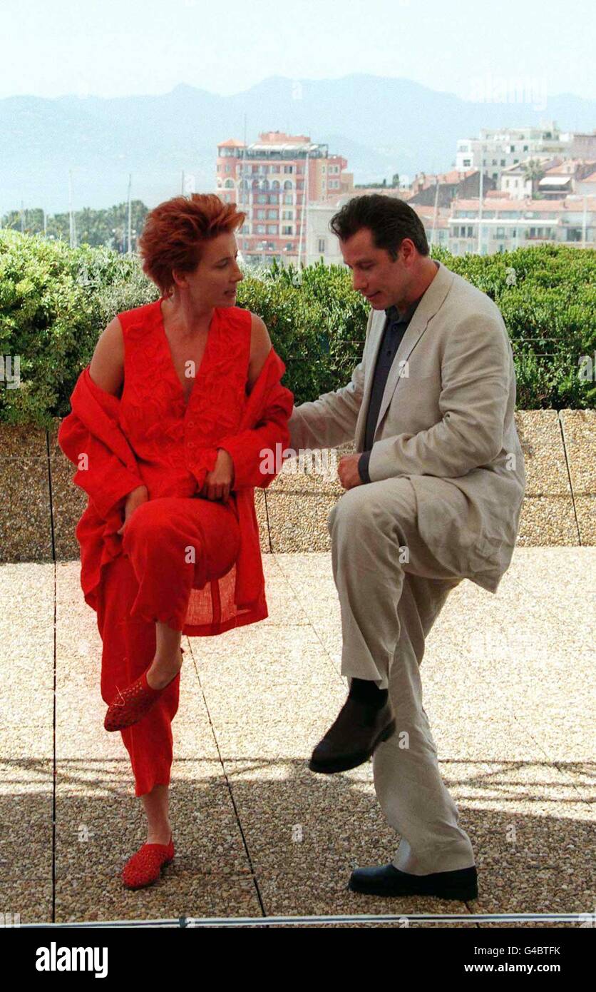 PA NEWS FOTO Emma Thompson e John Travolta sul tetto del Palais des Festivals in Cannes, prima dell'apertura del loro film 'colori primari' alla 51ST annuale festival dei film di Cannes Foto Stock