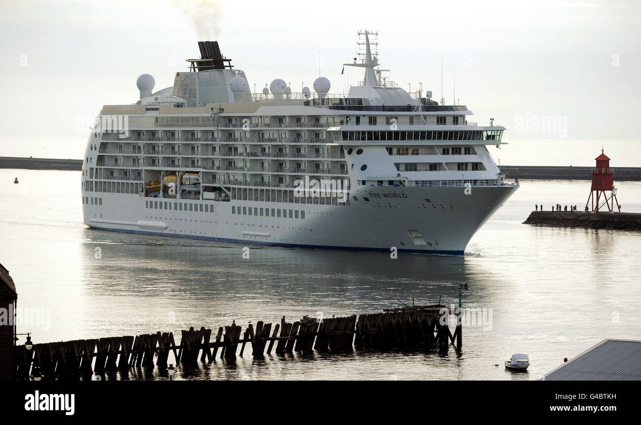Il World Luxury Cruise Liner, una nave che funge da comunità residenziale di proprietà dei suoi residenti, entra nel fiume Tyne a Tynemouth. Foto Stock
