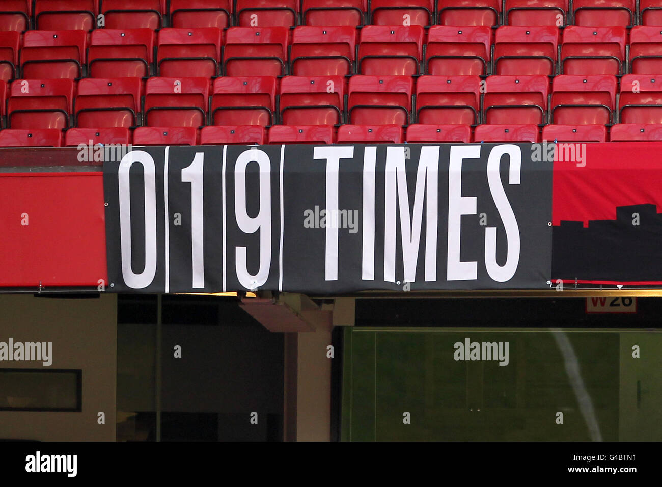 Calcio - fa Youth Cup - finale - seconda tappa - Manchester United / Sheffield United - Old Trafford. Un banner che recita '19 volte' per segnare il 19 volte Manchester United hanno vinto il titolo di campionato Foto Stock