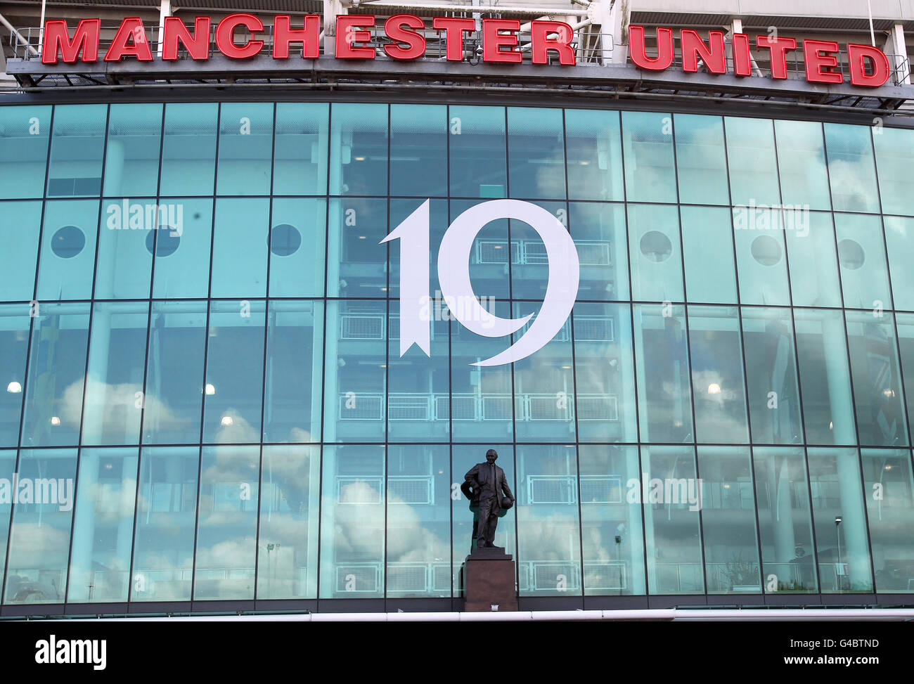 Vista generale di un numero 19 sul lato di Old Trafford che mostra il numero di titoli della Lega che hanno vinto Foto Stock