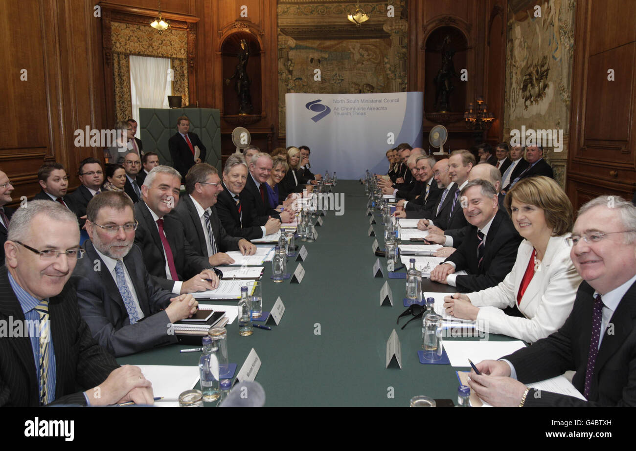 Il vice primo ministro dell'Irlanda del Nord Martin McGuiness (sesta a sinistra), il primo ministro dell'Irlanda del Nord Peter Robinson (quinta a sinistra) e Taoiseach Enda Kenny (quinta a destra) si uniscono ad altri ministri dei gabinetti dell'Irlanda del Nord e del Sud durante la riunione del Consiglio ministeriale Nord-Sud alla Farmleigh House di Dublino. Foto Stock