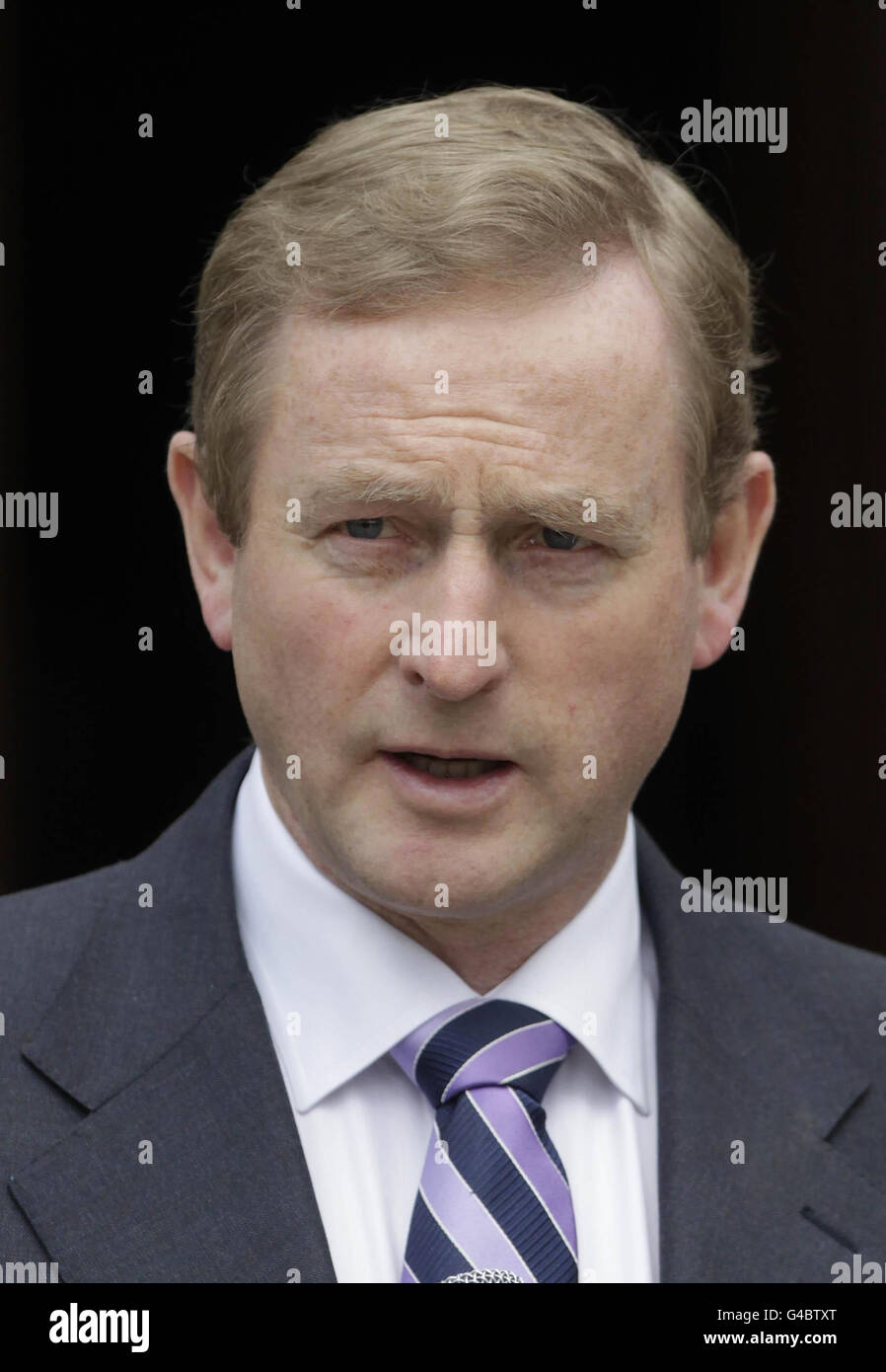 Taoiseach Enda Kenny annuncia la morte dell'ex ministro delle Finanze Brian Lenihan durante una pausa nella riunione del Consiglio ministeriale Nord-Sud presso la Farmleigh House di Dublino questa mattina. Foto Stock