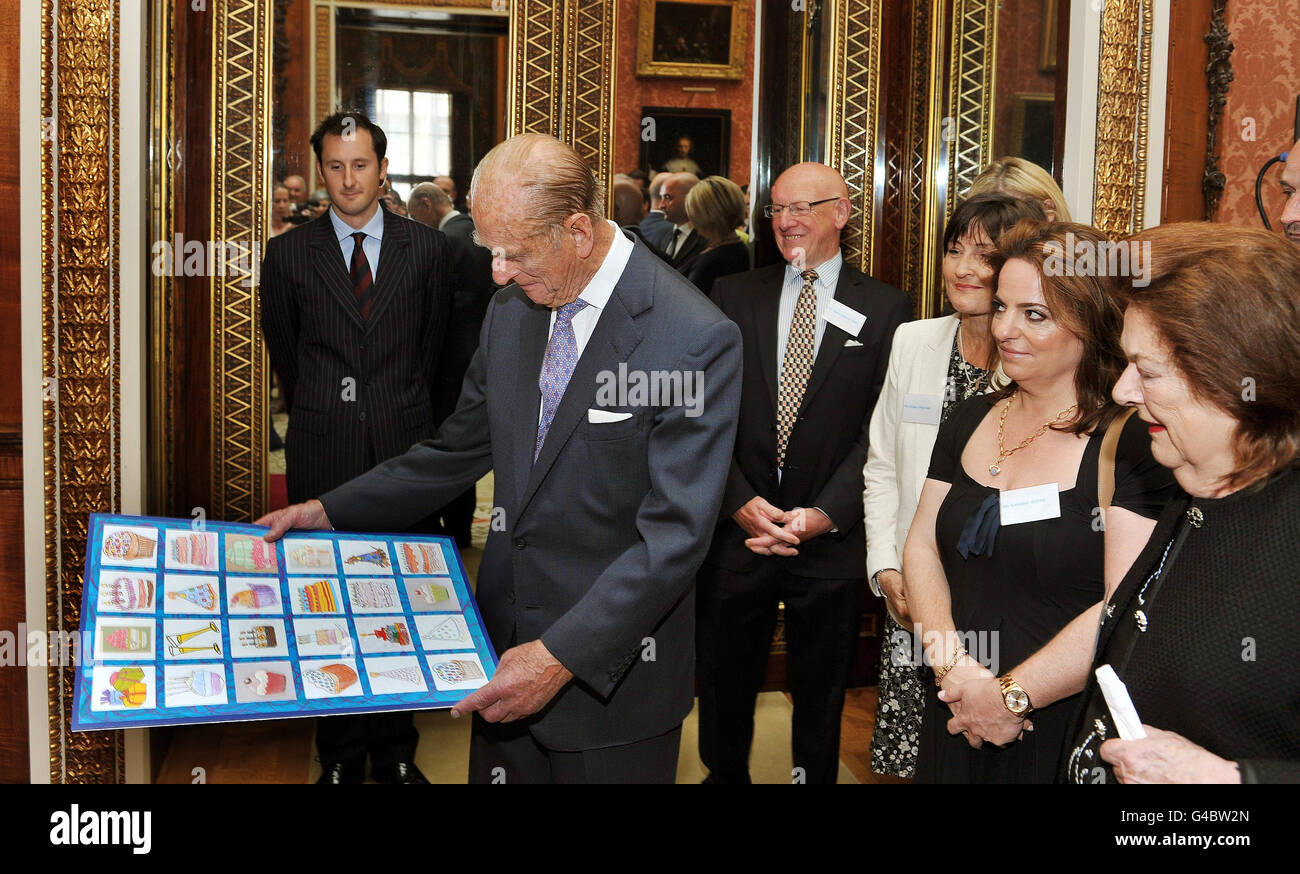 Il Duca di Edimburgo studia una carta di compleanno fatta in casa che gli è stata consegnata durante un ricevimento per la carità Action on Hearing Loss, a Buckingham Palace, nel centro di Londra, questo pomeriggio. Foto Stock