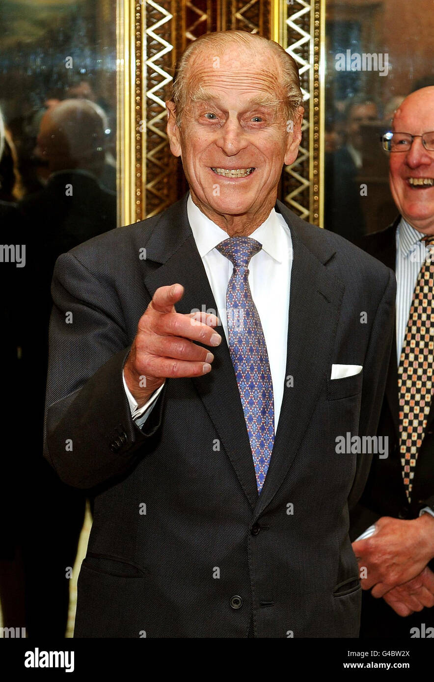 Il Duca di Edimburgo sorride durante un ricevimento per l'azione di beneficenza per la perdita dell'udito, a Buckingham Palace, nel centro di Londra, questo pomeriggio. Foto Stock