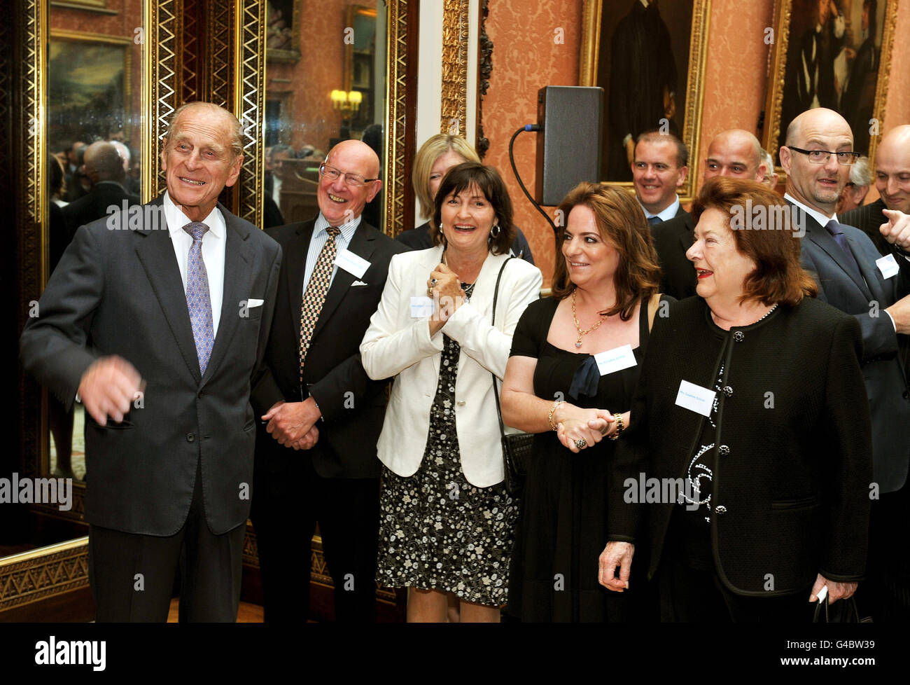 Il Duca di Edimburgo fa una barzelletta durante un ricevimento per l'associazione Action on Hearing Loss, a Buckingham Palace, nel centro di Londra, questo pomeriggio. Foto Stock