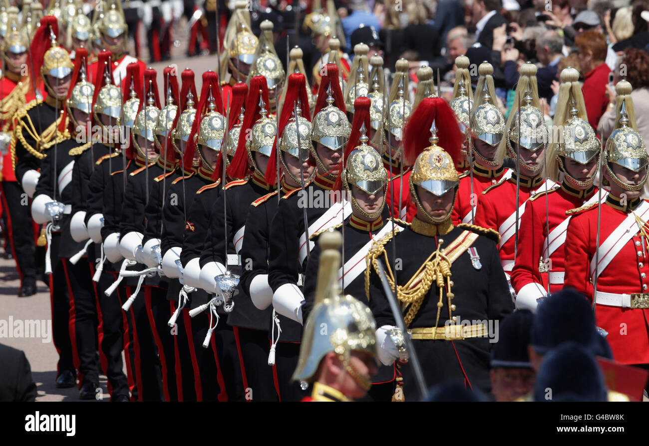 I membri del bagnino marciano durante l'Ordine annuale del Servizio Garter alla Cappella di San Giorgio nel Castello di Windsor, Inghilterra. Foto Stock