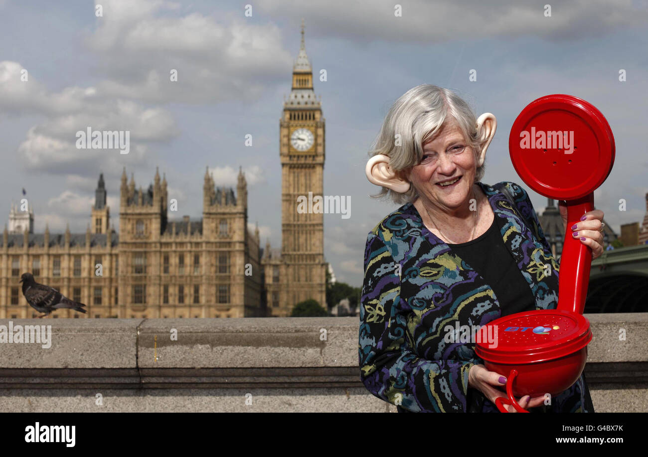 Ann Widdeforma si pone di fronte alla Camera del Parlamento a Westminster, Londra, durante una fotocellula per lanciare una campagna da Action on Hearing Loss, sostenuta da BT, che sta incoraggiando il pubblico britannico a far testare la propria audizione. Foto Stock