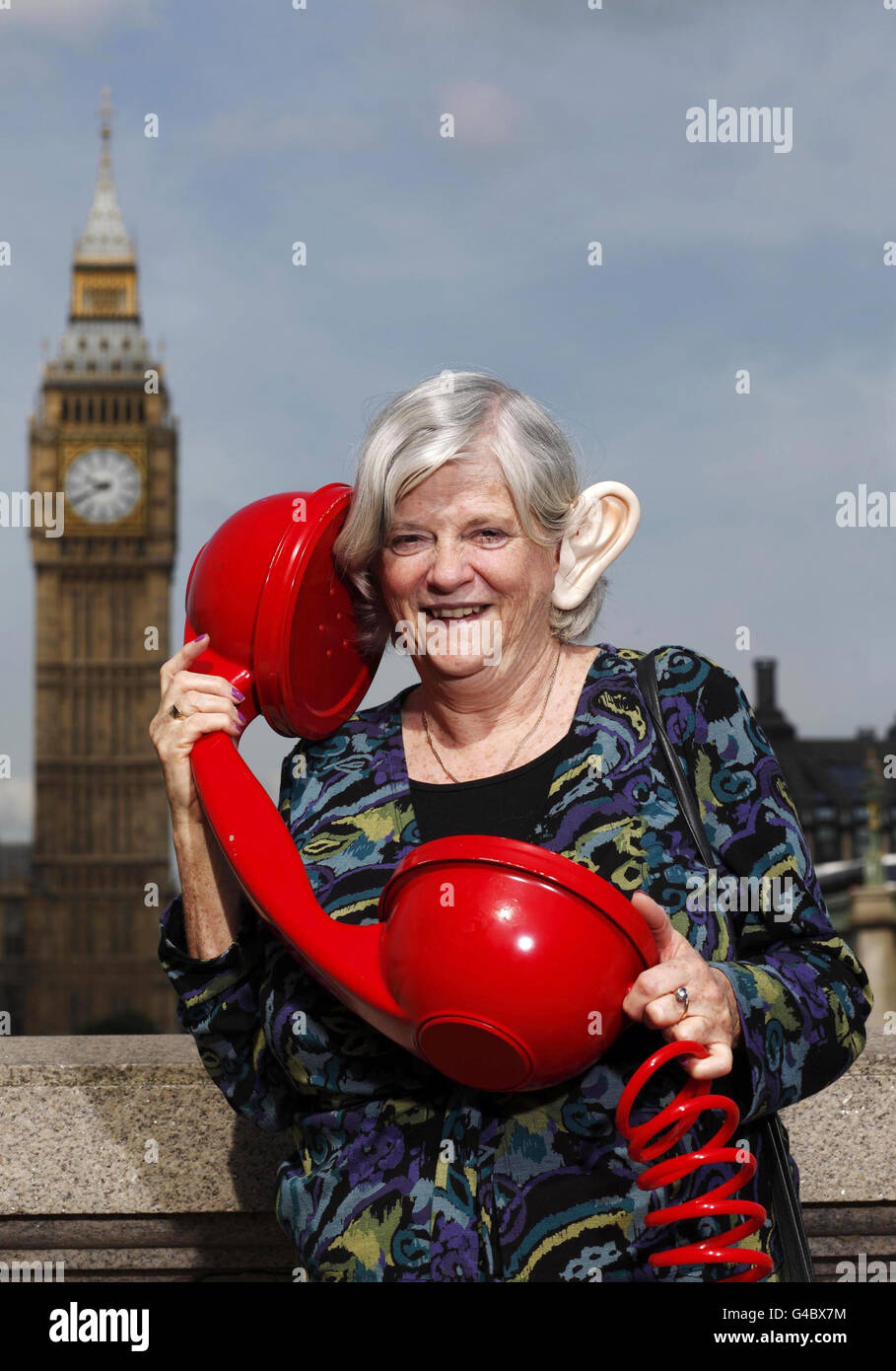 Ann Widdeforma si pone di fronte alla Camera del Parlamento a Westminster, Londra, durante una fotocellula per lanciare una campagna da Action on Hearing Loss, sostenuta da BT, che sta incoraggiando il pubblico britannico a far testare la propria audizione. Foto Stock