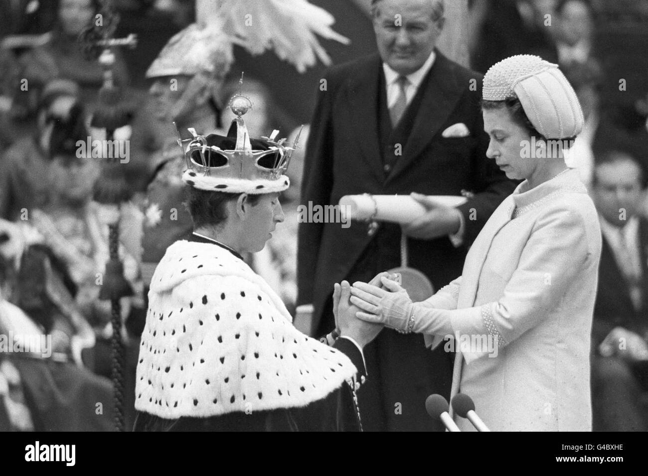 L'investitura del Principe di Galles al Castello di Caernarvon, da parte di sua madre, la Regina Elisabetta II Foto Stock