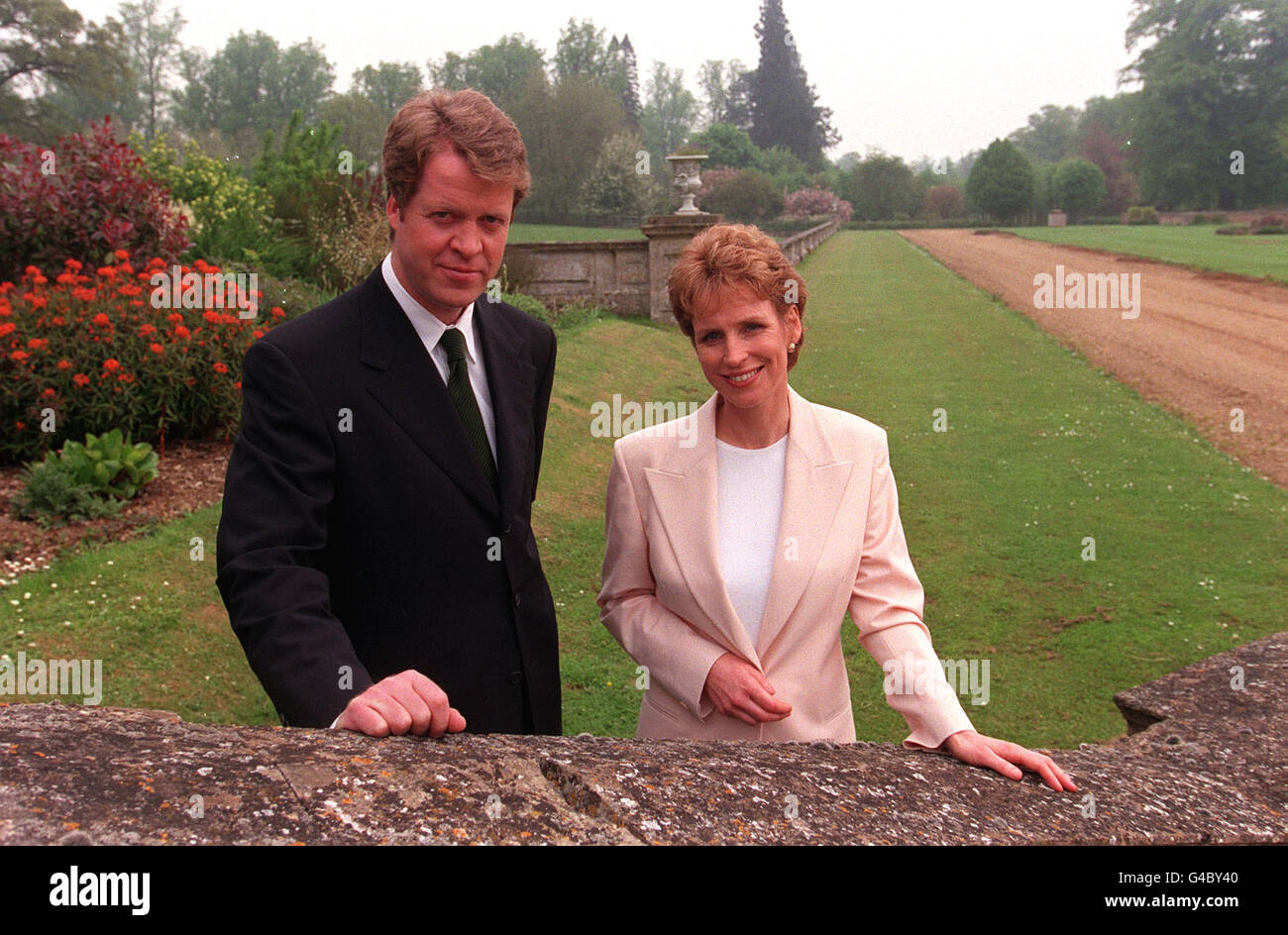 Il giornalista e broadcaster Sally Magnusson accompagna Earl Spencer in un tour della sua Althorp Estate, nel Northamptonshire, durante la realizzazione di un documentario sulla vita di Diana, principessa del Galles. Il programma di 45 minuti, che verrà mostrato sulla BBC-1 più avanti questo mese, contiene filmati amatoriali unici di Diana come bambino e il primo filmato dell'isola dove è sepolta. Vedere la storia di PA DIANA Documentary. Foto di David Jones/PA Foto Stock