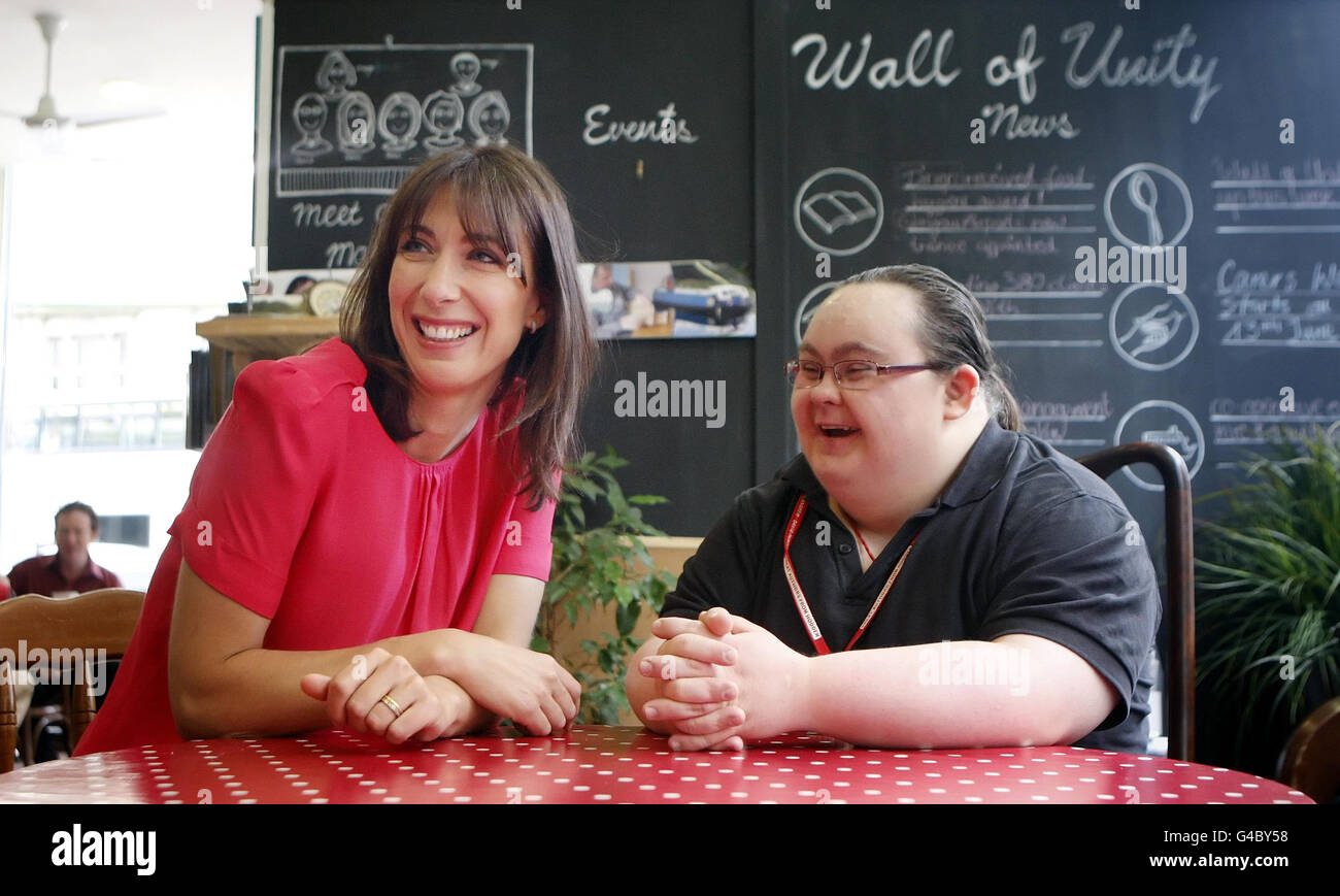 Samantha Cameron parla con Paula Sage (a destra) durante una visita allo Spoon Cafe di Glasgow. Foto Stock