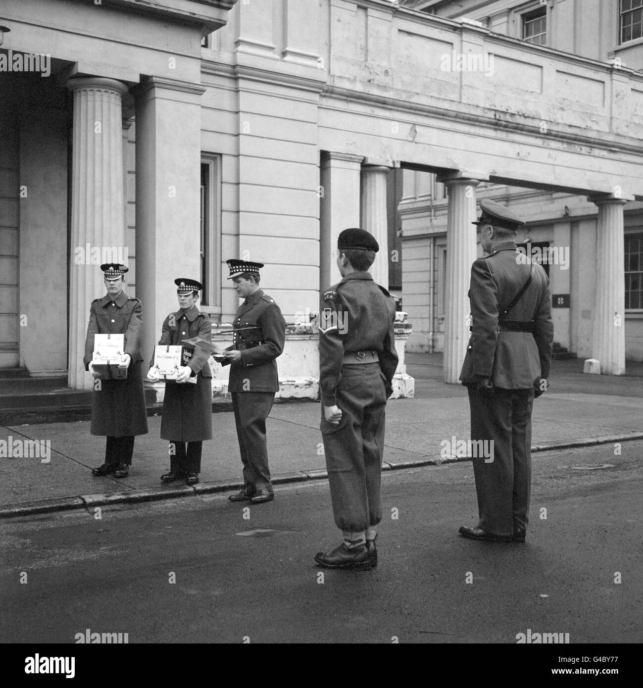 Per aiutare la prima Battaglione Scozzesi Guardie, attualmente in servizio in Irlanda del Nord, celebrare Hogmanay nel modo tradizionale, la North-East London Army Cadet Force ha presentato loro due casi di 'Hard razioni', noto ai civili come Scotch whisky. Foto Stock