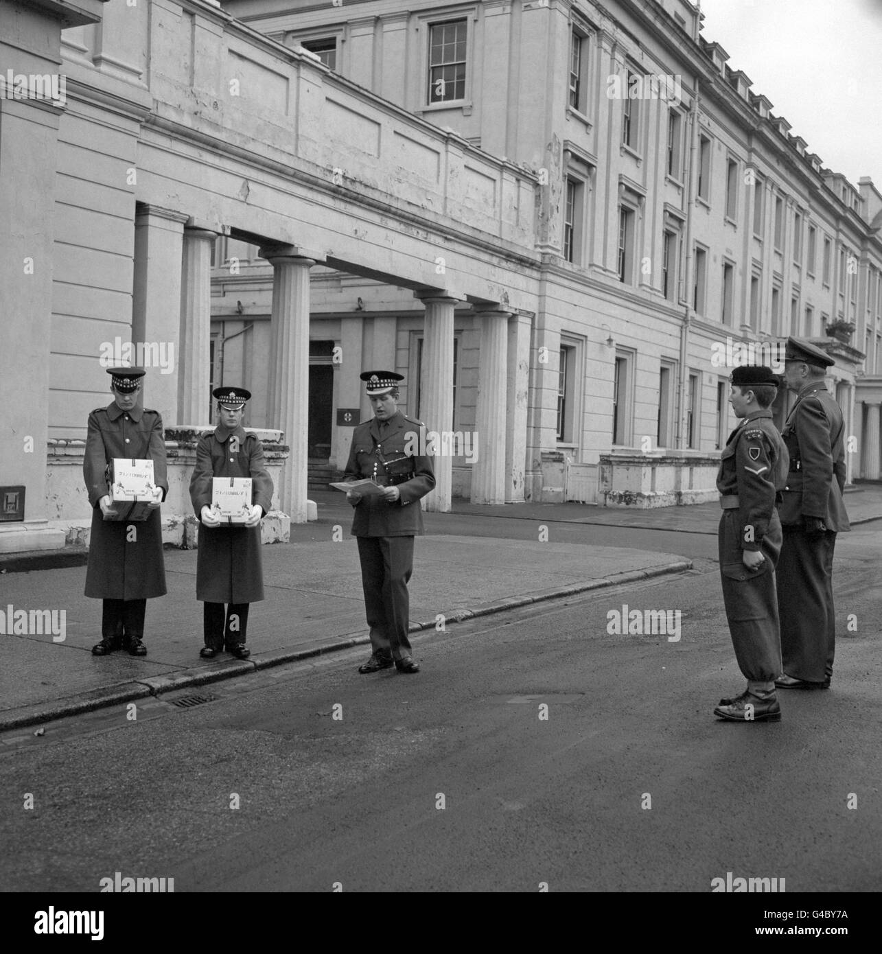 Per aiutare la prima Battaglione Scozzesi Guardie, attualmente in servizio in Irlanda del Nord, celebrare Hogmanay nel modo tradizionale, la North-East London Army Cadet Force ha presentato loro due casi di 'Hard razioni', noto ai civili come Scotch whisky. Foto Stock