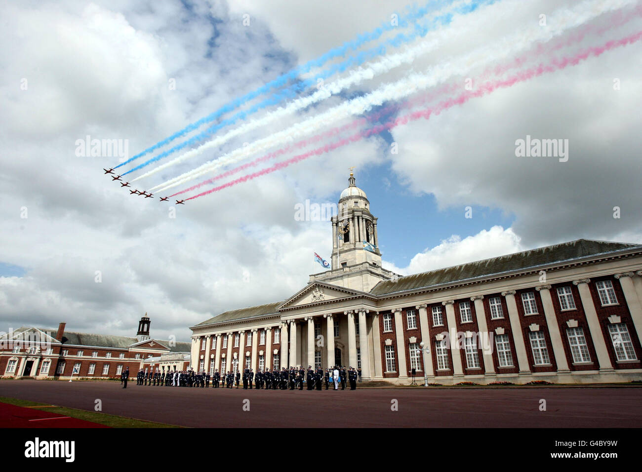 Le frecce rosse eseguono un sorvolo su RAF Cranwell nel Lincolnshire, dove il primo ministro David Cameron sta partecipando alla sfilata ufficiale Cadets. Foto Stock