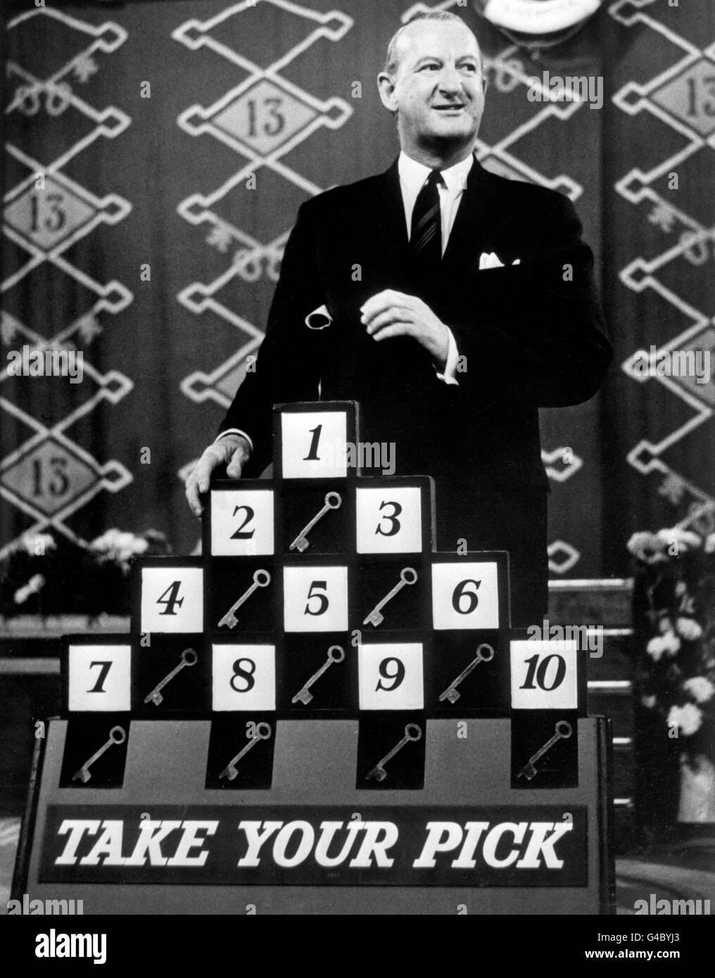 Televisione - 'Take Your Pick' - Michael Miles - Londra. Michael Miles nel suo famoso programma televisivo "Take Your Pick". Foto Stock
