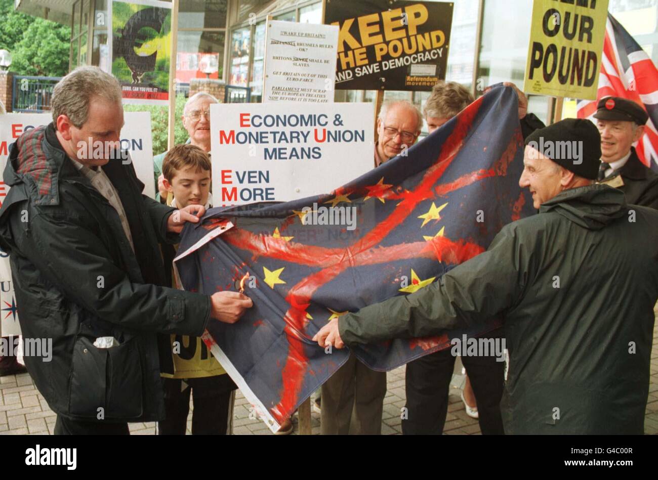 I dimostranti dell'Alleanza anti-Maastricht hanno dato fuoco a una bandiera europea alla fine della loro marcia attraverso il centro di Cardiff oggi (sabato) in vista del vertice dell'UE che staltsin città lunedì. Vedere PA Story. Foto Barry Batchelor/PA Foto Stock