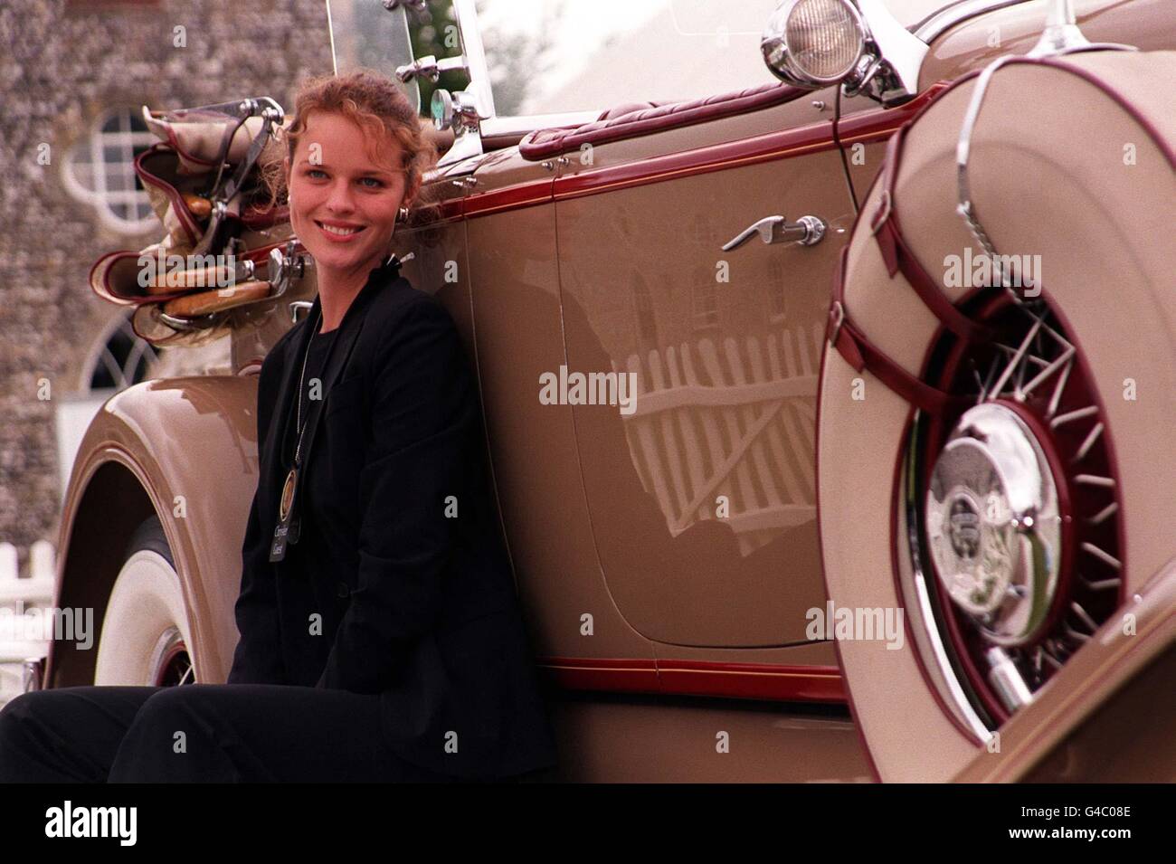 Supermodella Eva Herzigova siede accanto a un Chrysler CG Imperial durante la sua visita al Brooklands Chrysler Drivers Club al Goodwood Festival of Speed nei terreni della Goodwood House nel Sussex occidentale oggi (Domenica). Foto di Rosie Hallam/PA Foto Stock