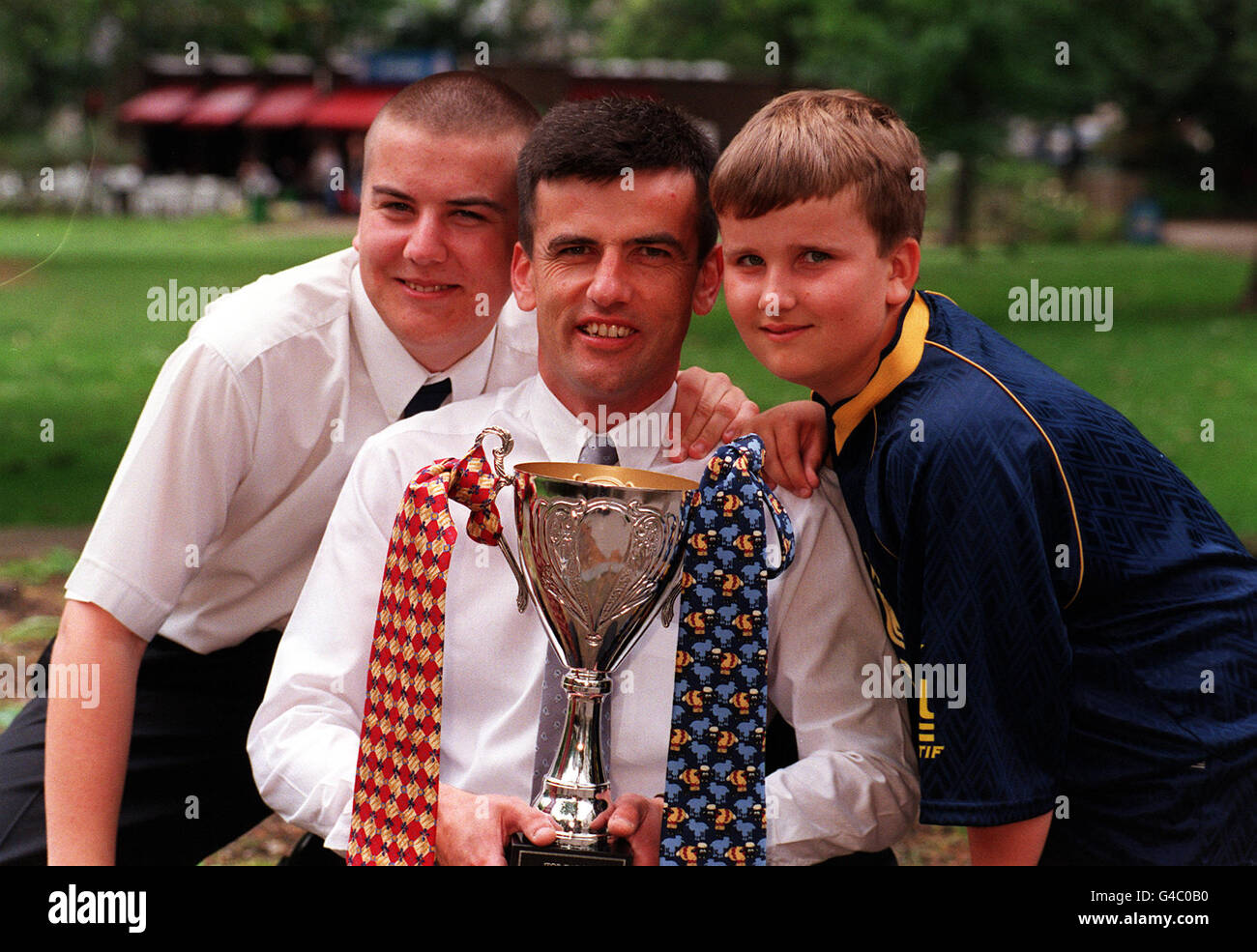 L'ingegnere dell'elicottero, Edward Goodall, con i suoi figli James, 16 (a sinistra) e ben, 10 dopo che è stato presentato oggi a Londra il trofeo per 'Top Dad' dell'anno (domenica) dalla Guild of British Tie Makers. Il singolo genitore di 37 anni di Cornovaglia è stato nominato dai suoi due figli che dicono di essere un match per il personaggio cinematografico 'mrs Doubtfire' - non solo è un 'fantastico padre' ma anche una 'pupa mamma!' Foto di Tony Harris/PA Foto Stock