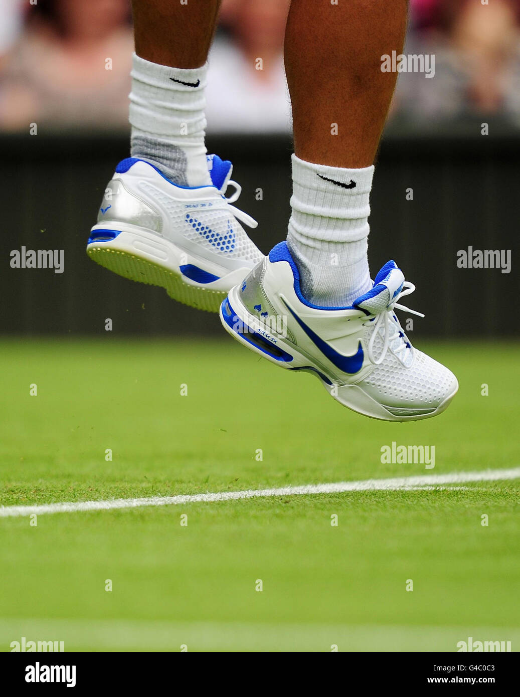 Una vista degli allenatori di Rafael Nadal mentre salta durante i Campionati di Wimbledon 2011 all'All England Lawn Tennis and Croquet Club, Wimbledon. Foto Stock