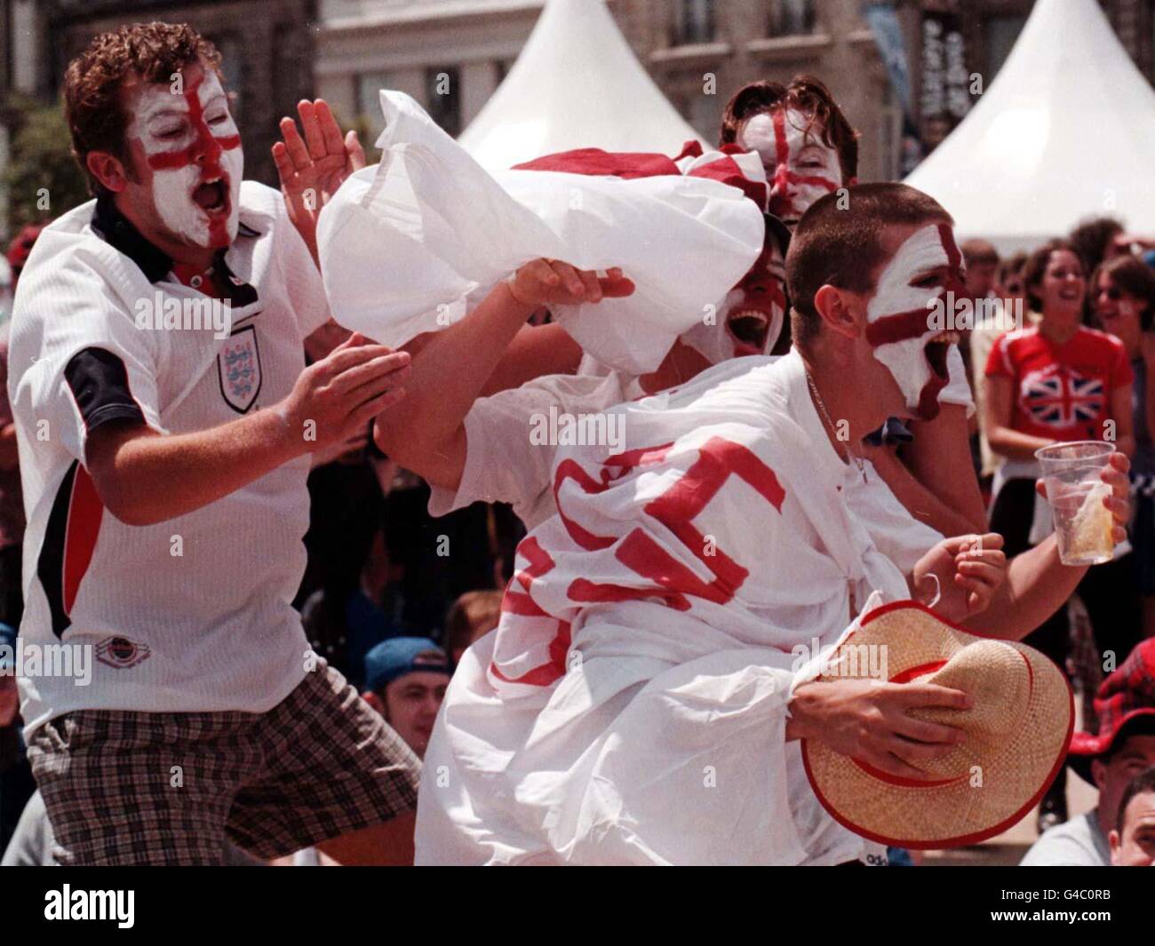 I fan inglesi festeggiano il primo gol dell'Inghilterra contro la Tunisia mentre guardano la partita su un grande schermo a Bordeaux con i fan scozzesi oggi (lunedì). Foto di Stefan Rousseau/PA Foto Stock